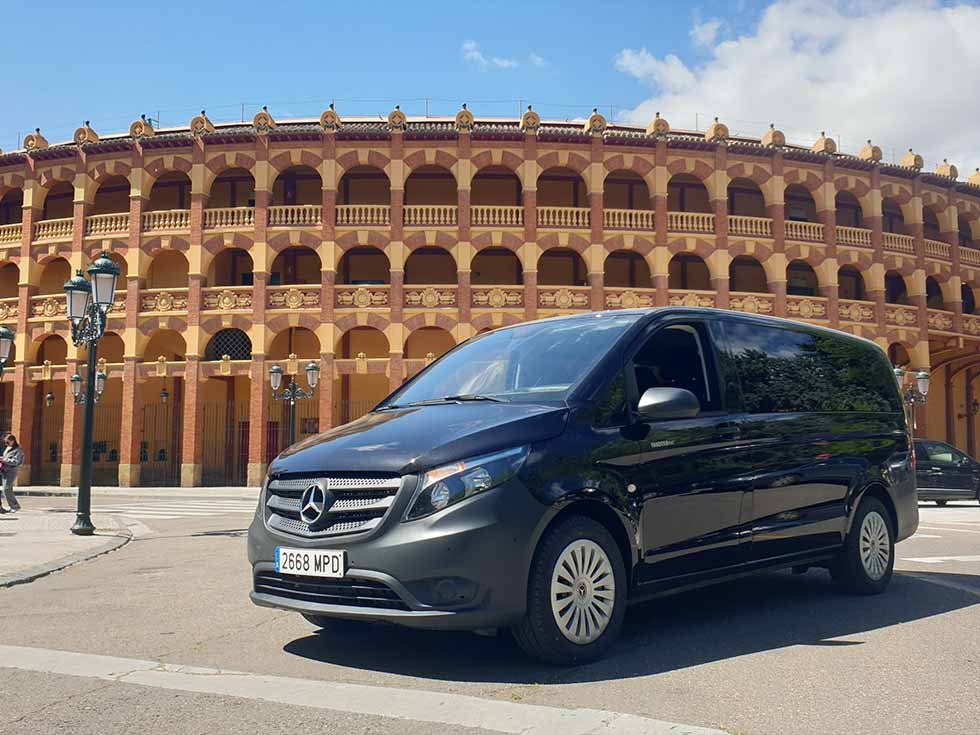 Alquiler de furgonetas de pasajeros en la plaza de toros de Zaragoza